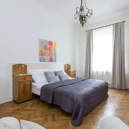 아파트 Spacious New In Old Town