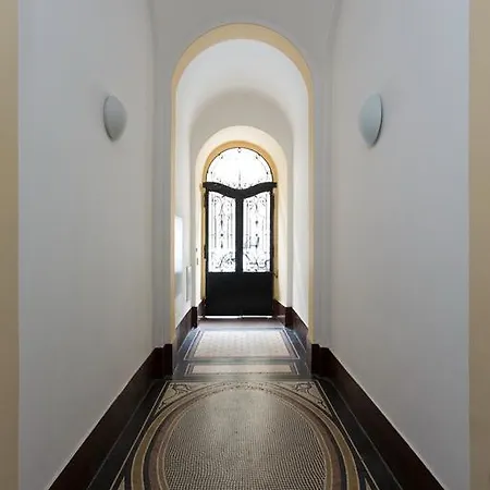Spacious New In Old Town 프라하