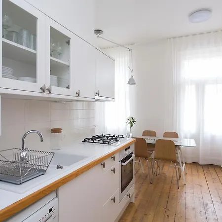 Spacious New In Old Town * 프라하