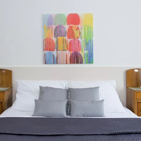Spacious New In Old Town 아파트