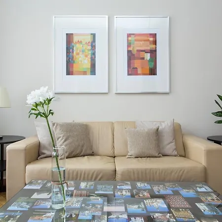 Spacious New In Old Town 아파트
