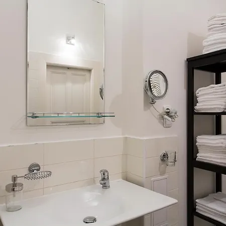 Spacious New In Old Town 아파트 *