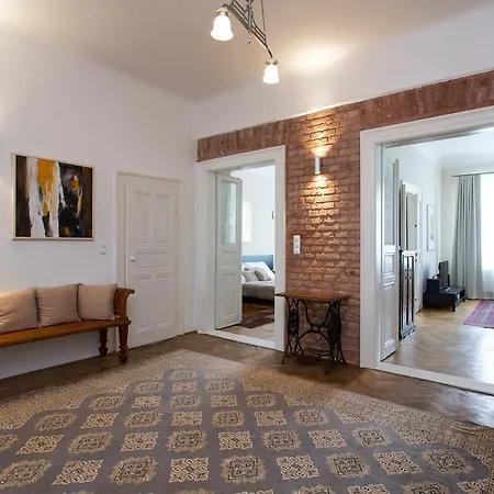 아파트 Spacious New In Old Town *