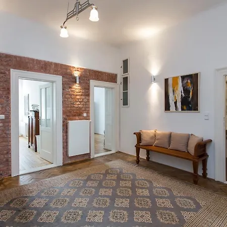 Spacious New In Old Town 아파트